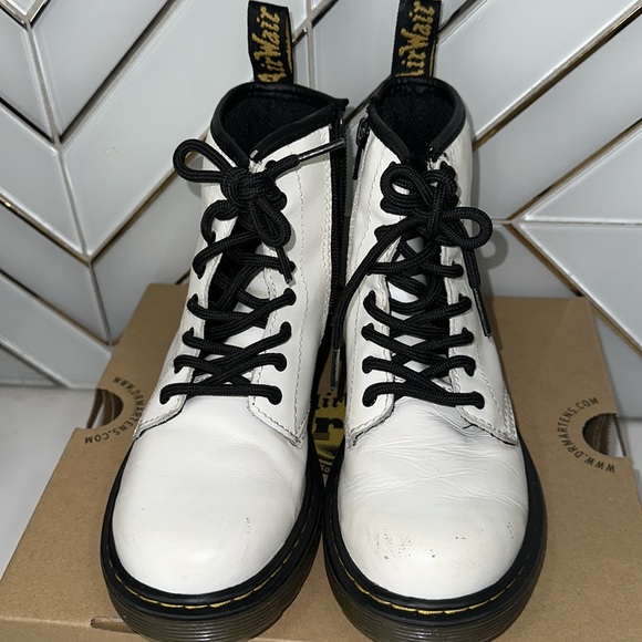 White DR  MARTENS big kids size 2. Some scruffs on the front pls see pictures - Picture 4 of 13